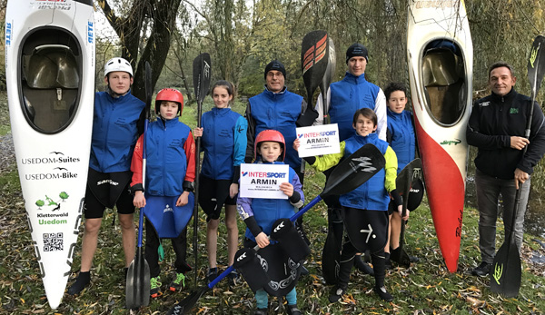 Das Kanuslalom - Nachwuchsteam mit dem neuen Outfit