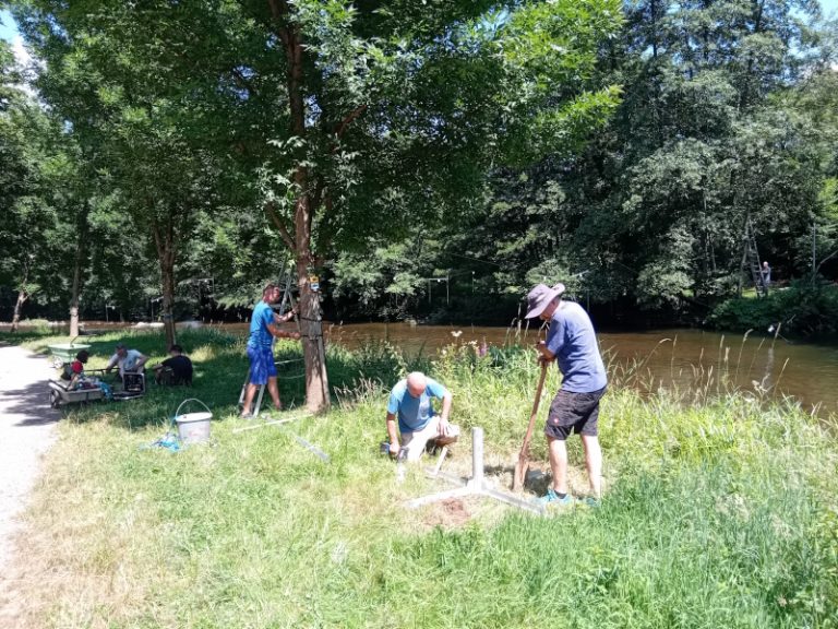 Die Pfosten stehen, die Tore sind aufgehängt