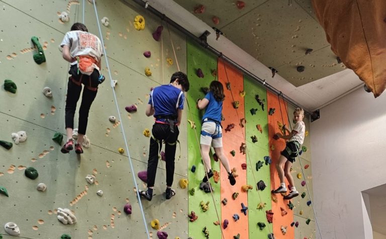 Ausflug der Jugendgruppe in die Kletterhalle